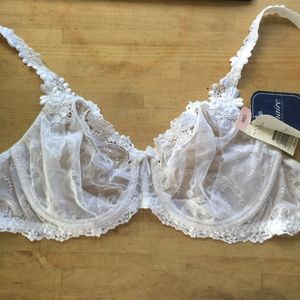 Gorgeous NWT white lace bra LUNAIRE
